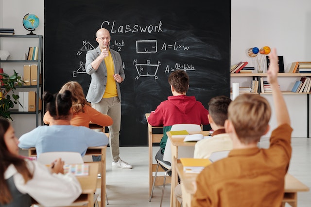 Air-quality-monitor-in-school-with-hibouair