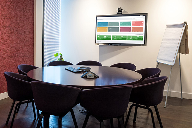 Hibouair-air-quality-monitoring-meeting-room